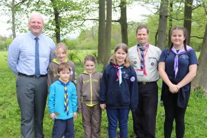 Ilkley primary pupils with David Shaw MBE